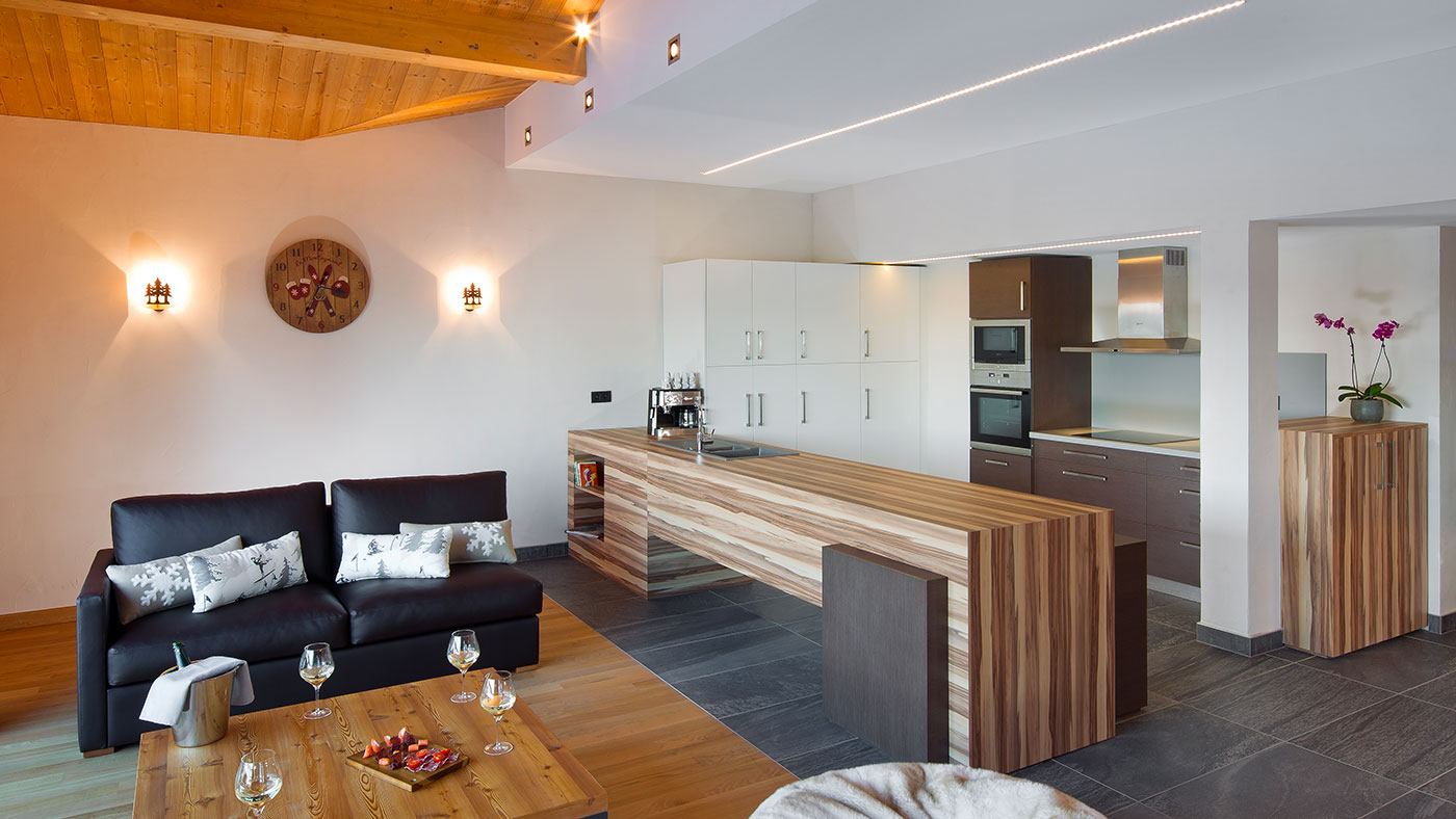 Appartement refait à neuf avec des meubles en bois et une cuisine moderne.