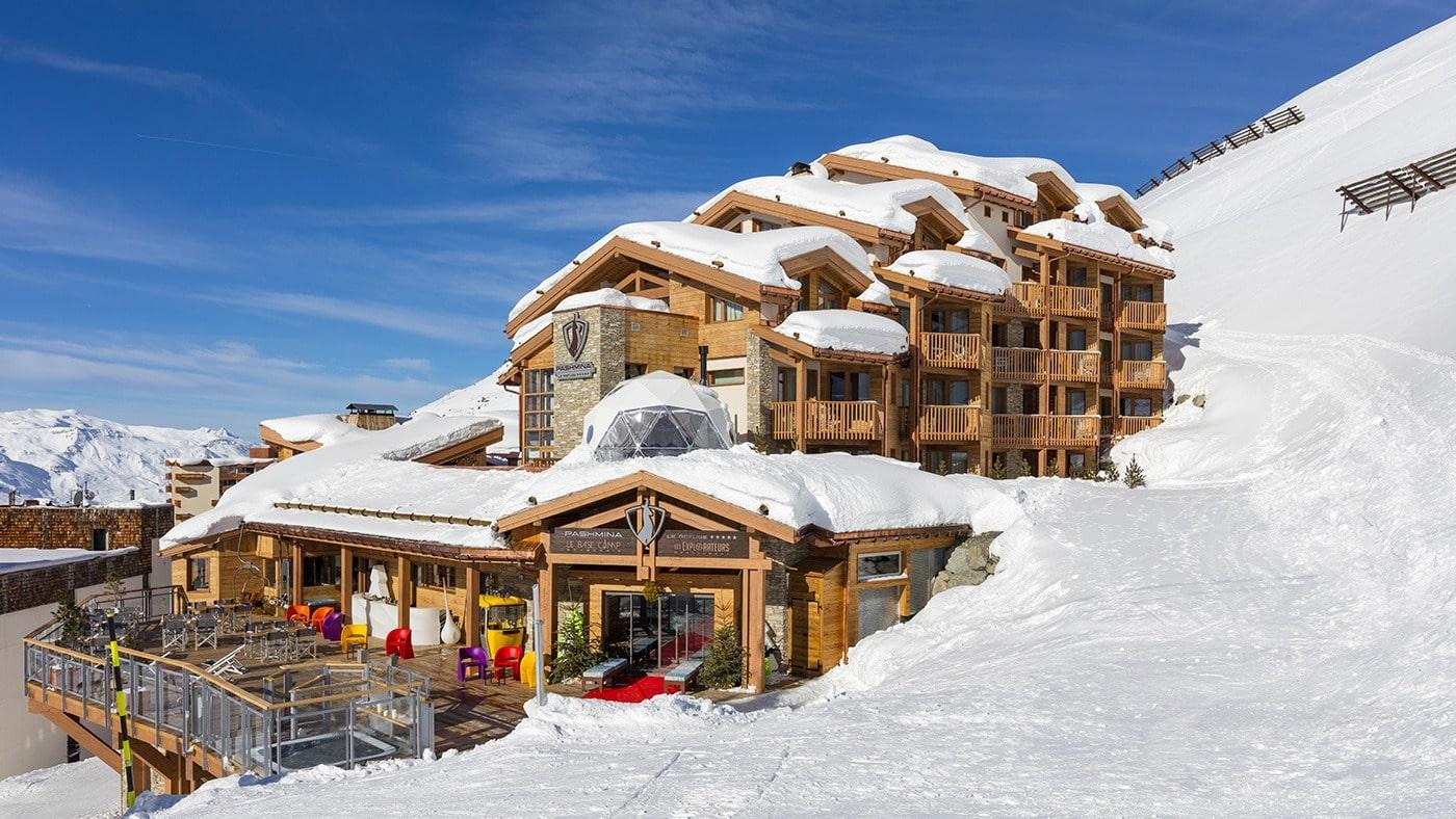 Hôtel enneigé en station de montagne