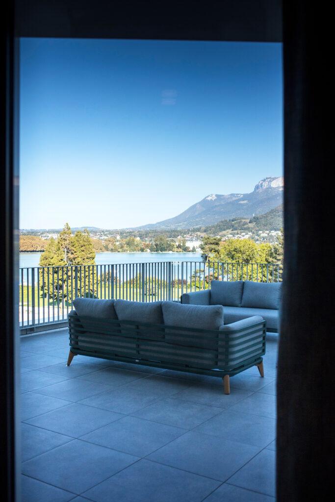 Balcon d'une suite face au lac